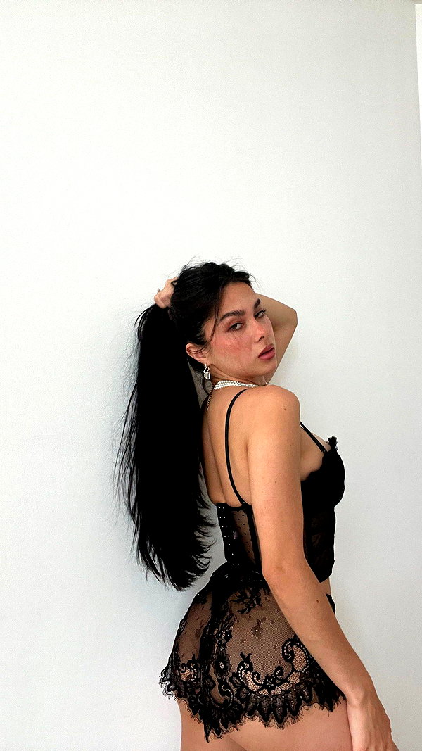 mili.cohen.official instagram image archive image