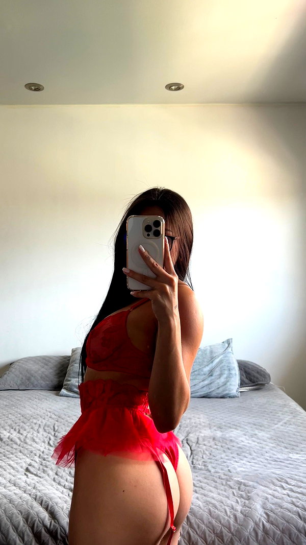 mili.cohen.official instagram image archive image