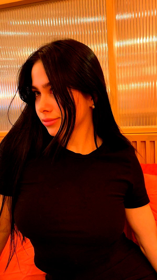 mili.cohen.official instagram image archive image