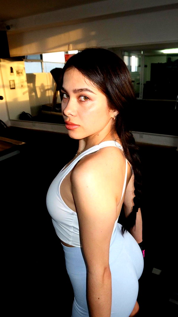 mili.cohen.official instagram image archive image
