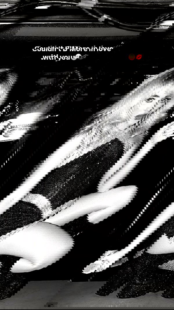 sabrinacarpenter sabrinacarpenter archive image