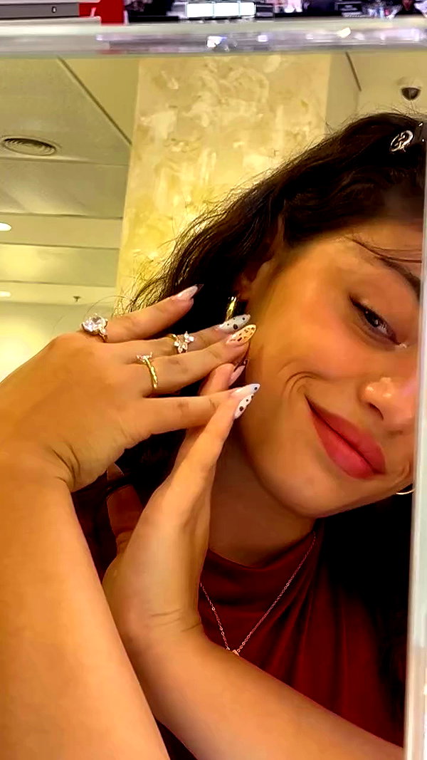 ella_andflowers archive video preview
