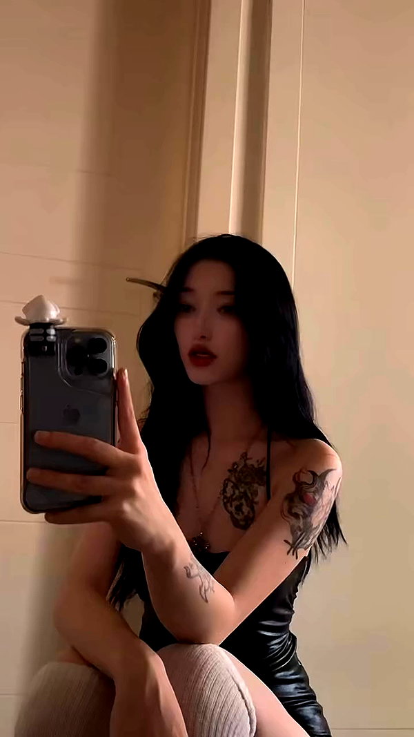 madamist_ archive video preview