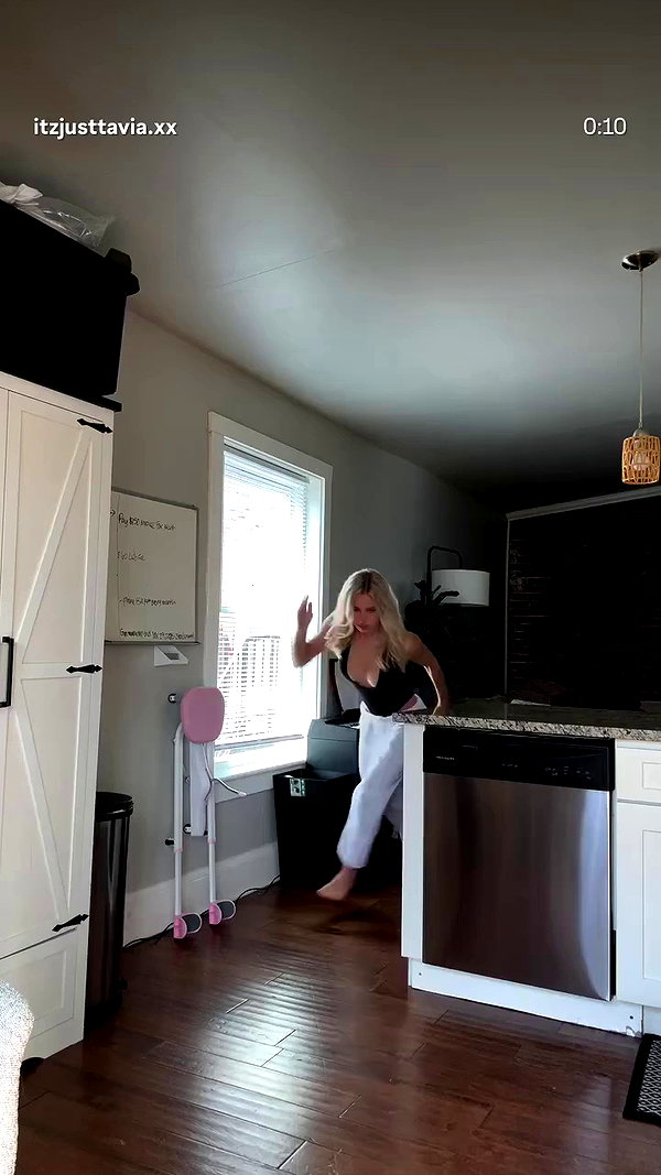 itzjusttavia.xx archive video preview