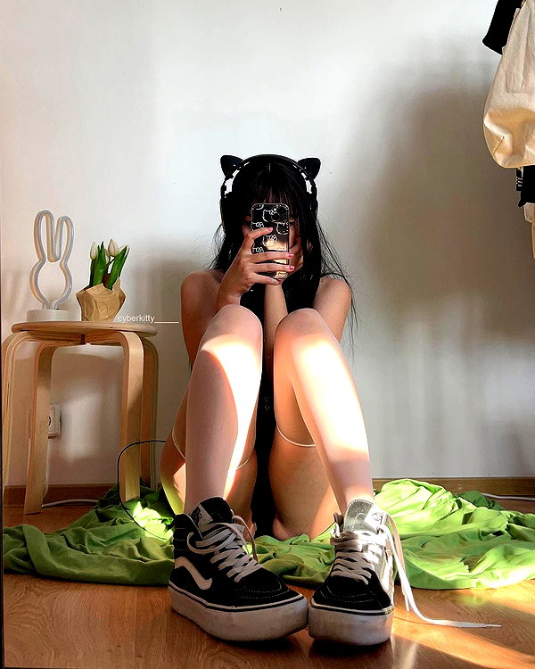 cyberkitty_____ instagram image archive image