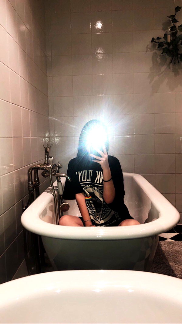 ella.anger instagram image archive image